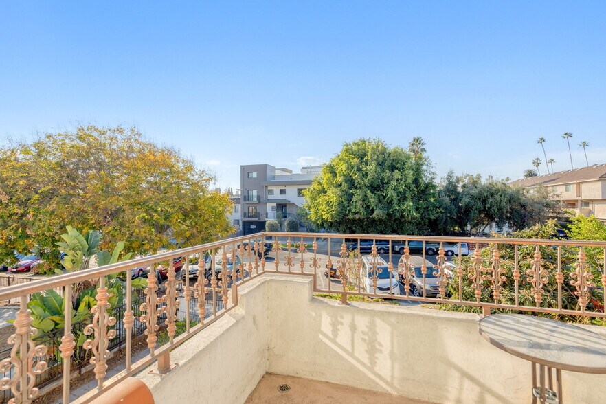 More Photos Of 548 N Kenmore Ave, Los Angeles Multifamily For Sale