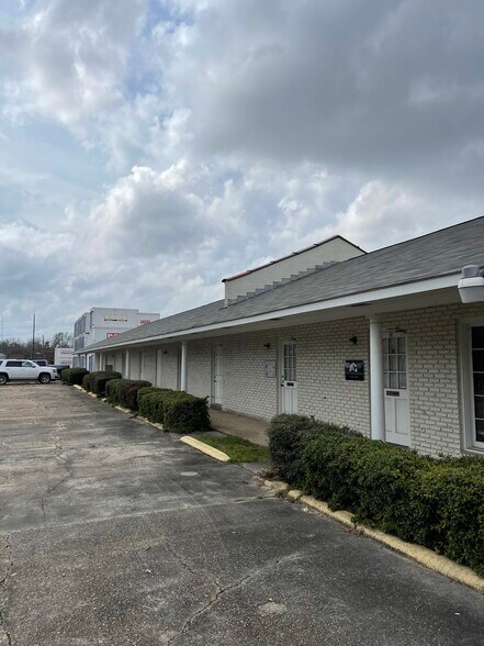 More Photos Of 2032 Wooddale Blvd, Baton Rouge Office For Lease