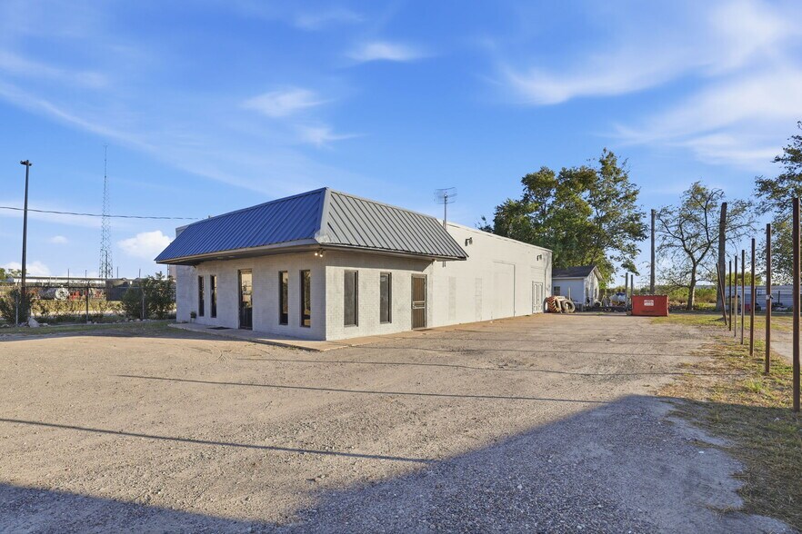 More Photos Of 17422 Beaumont Hwy, Houston Restaurant For Sale