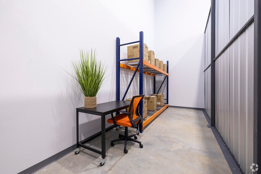 More Photos Of 1027 Outpost Dr, Conroe Showroom For Lease