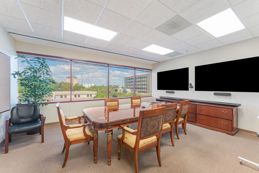 More Photos Of 2033 Main St, Sarasota Office For Lease