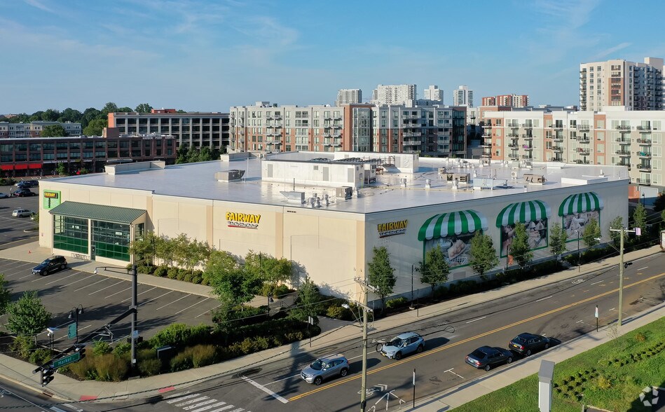 More Photos Of 699 Canal St, Stamford Supermarket For Lease