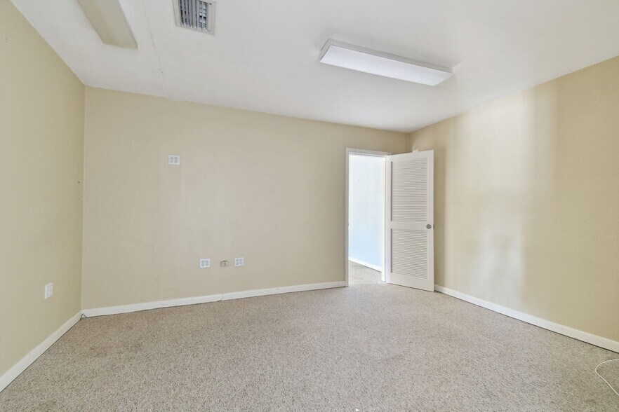 More Photos Of 3019 W Azeele St, Tampa Loft Creative Space For Sale