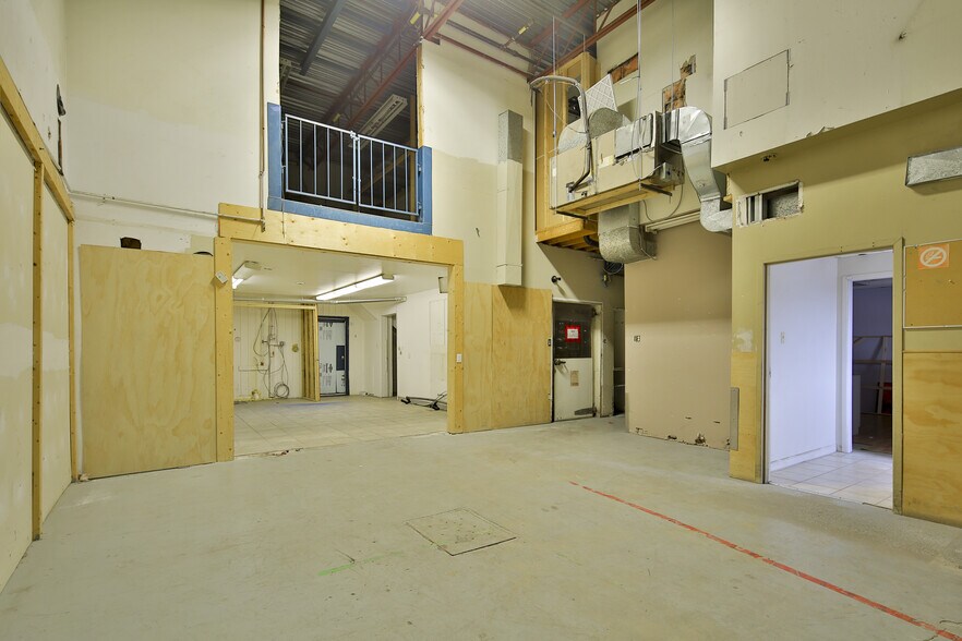 More Photos Of 1100 Rue Hérelle, Longueuil Warehouse For Sale