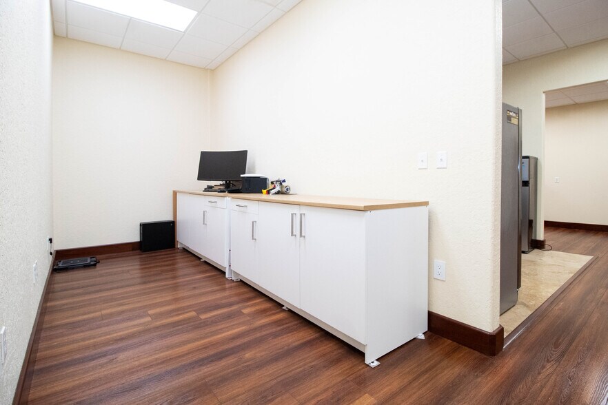 More Photos Of 8810 Commodity Cir, Orlando Showroom For Lease