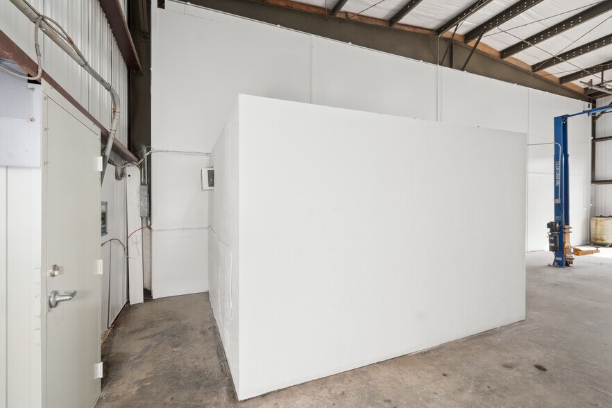 More Photos Of 320 Warfield Ave, Venice Warehouse For Sale