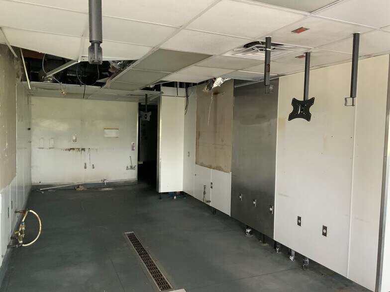 More Photos Of 6280 Highway 281, Three Rivers Fast Food For Sale