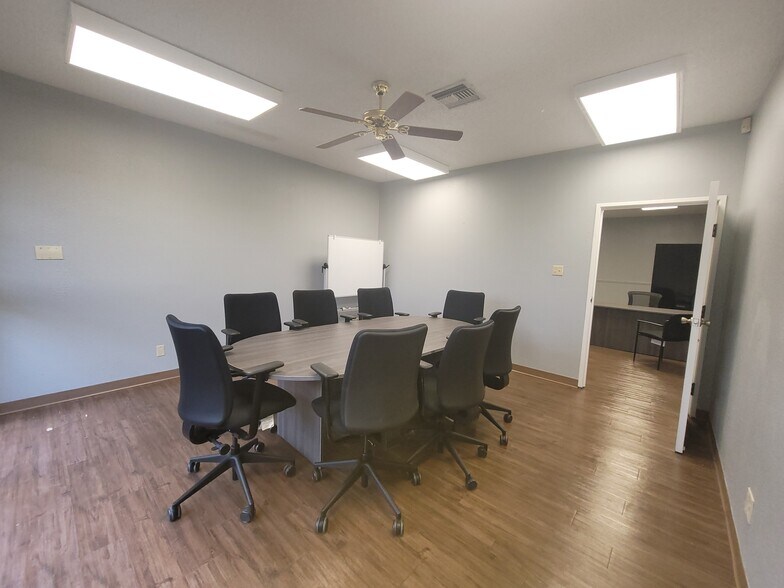 More Photos Of 215 Dalton Dr, DeSoto Office Residential For Lease