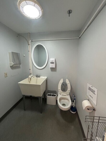 More Photos Of 7 Perimeter Rd, Manchester Light Manufacturing For Lease