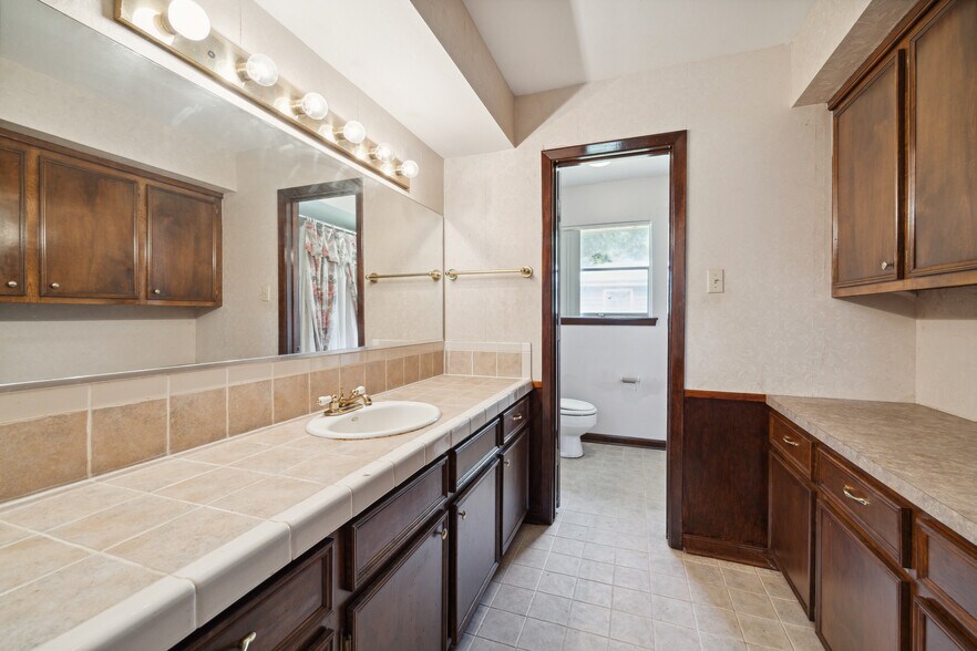 More Photos Of 1631 Gault Rd, Houston Flex For Sale