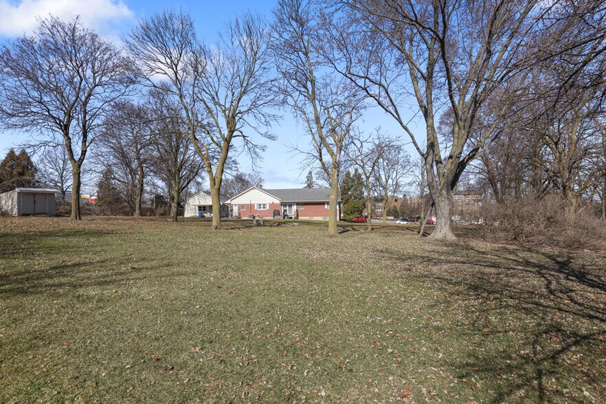 More Photos Of 22W421 ARMY TRAIL RD, Addison Flex For Sale