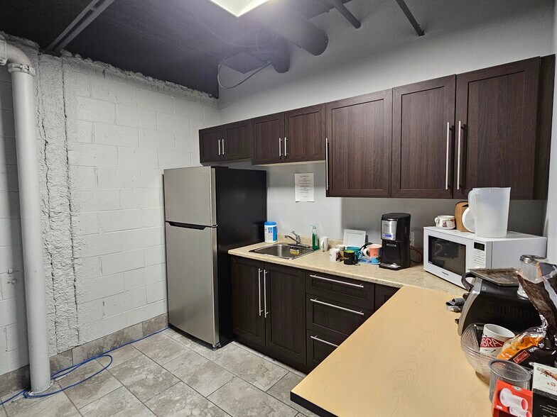More Photos Of 2305-2329 Rue Guénette, Saint-Laurent Distribution For Sale