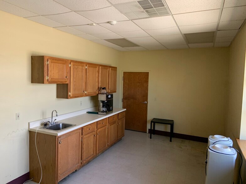 More Photos Of 5521 W Cleveland St, South Bend Light Distribution For Lease