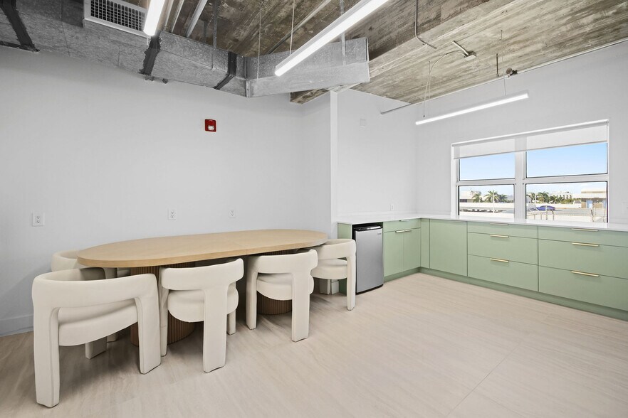 More Photos Of 605 Lincoln Rd, Miami Beach Office Residential For Sale