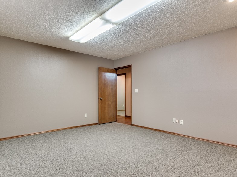 More Photos Of 2222 Westpark Dr, Norman Medical For Sale