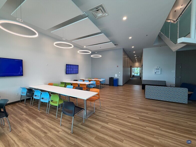 More Photos Of 1110 W Hibiscus Ave, Melbourne Flex For Lease
