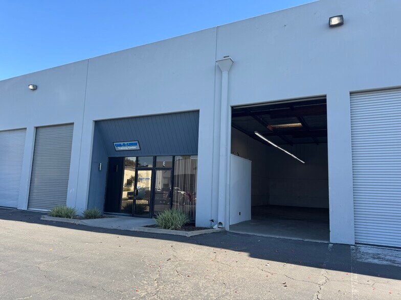 More Photos Of 1390 E Burnett St, Signal Hill Warehouse For Lease