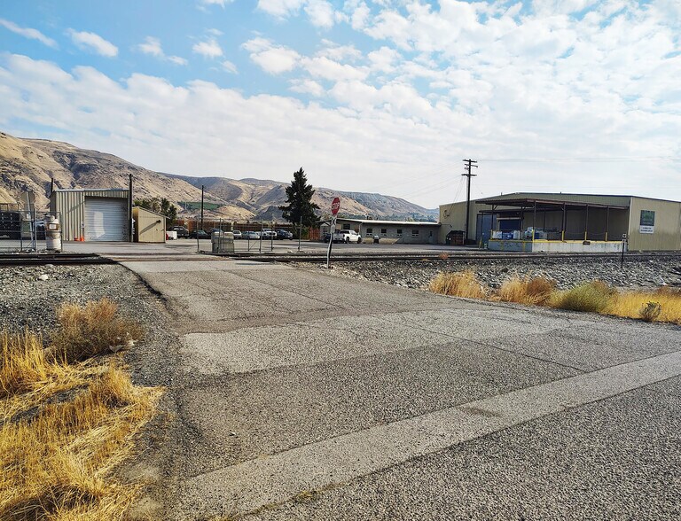 More Photos Of 4151 US 97, Wenatchee Manufacturing For Sale
