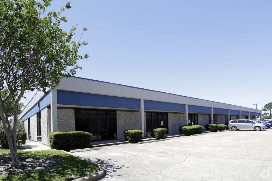 More Photos Of 10812 Fallstone Rd, Houston Unknown For Lease