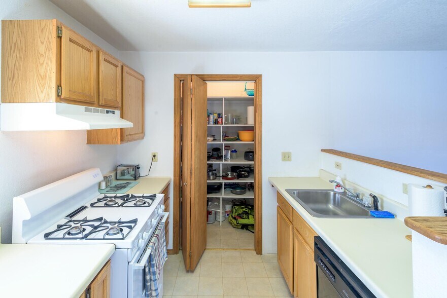 More Photos Of 21 E Pine, Pinedale General Retail For Sale