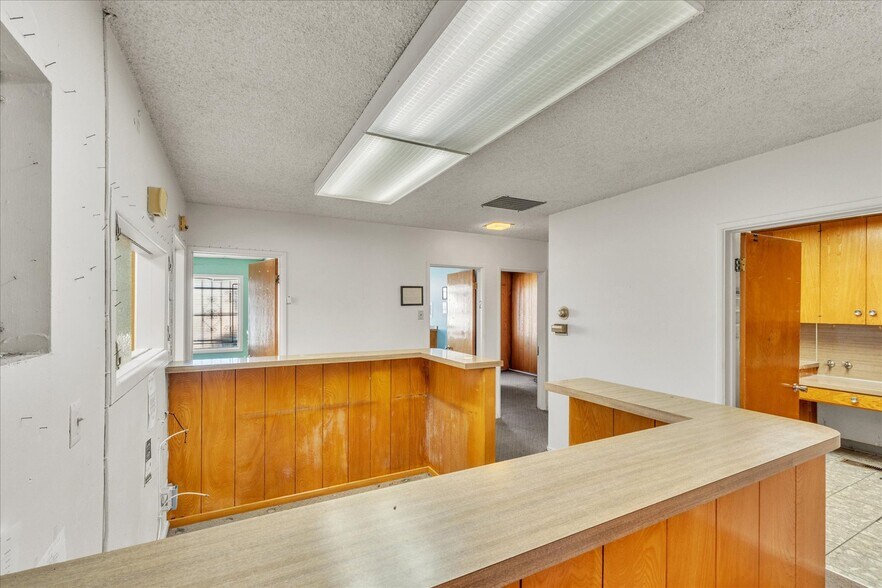 More Photos Of 18032 Ventura Blvd, Encino Medical For Lease