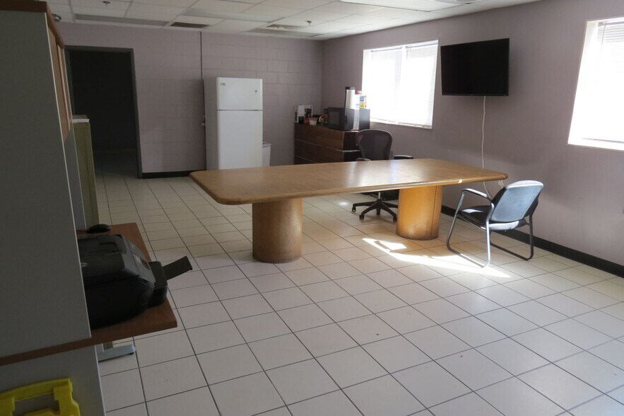 More Photos Of 2575 Front St, Cottondale Industrial For Lease