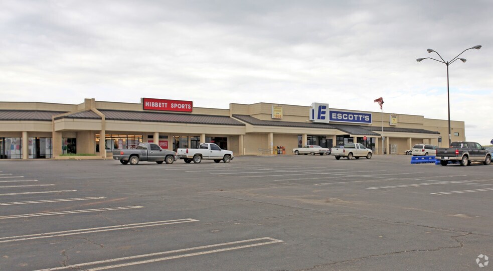More Photos Of 2220 E Main St, Cushing General Retail For Lease