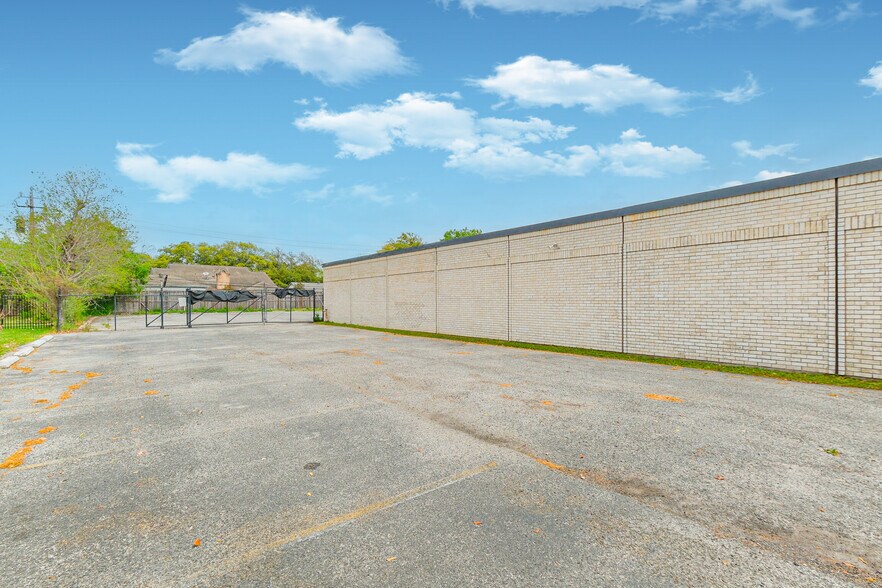 More Photos Of 8200 Westglen Dr, Houston Loft Creative Space For Lease