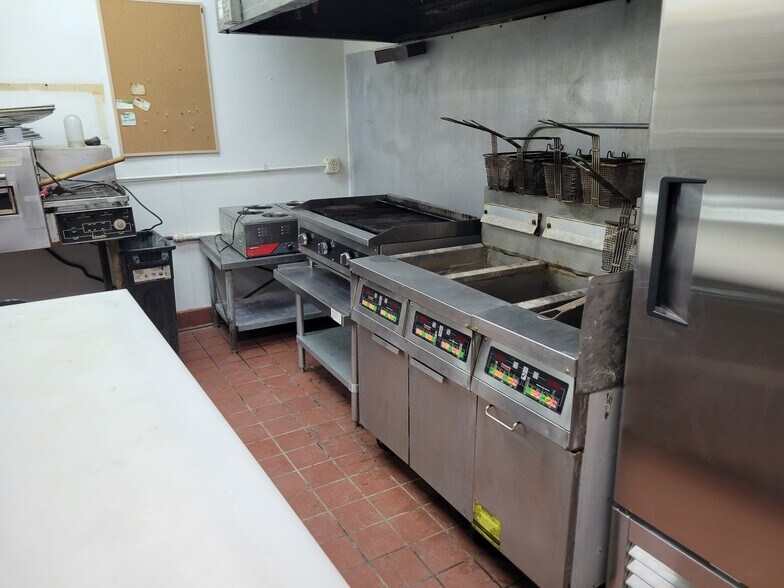 More Photos Of 90 E Jefferson St, Franklin Specialty For Lease