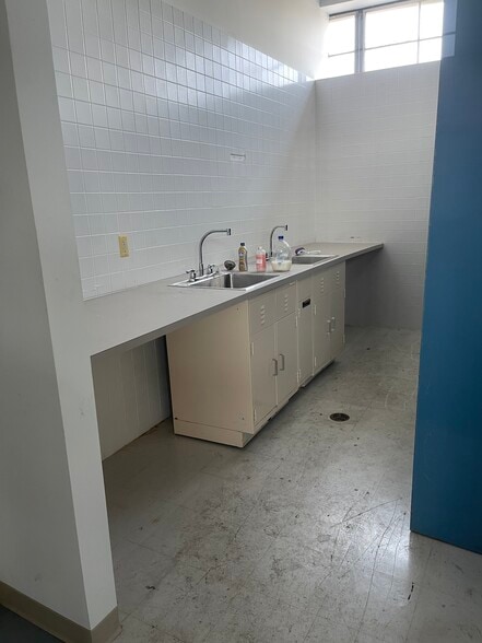 More Photos Of 100 Commerce Dr, Freehold Manufacturing For Lease