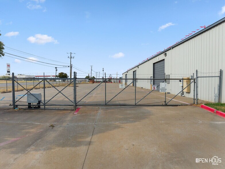 More Photos Of 2701 Southridge Dr, Wichita Falls Distribution For Lease