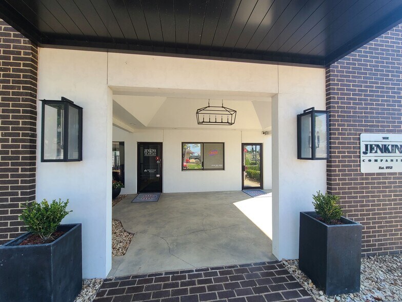 More Photos Of 11001-11013 S Memorial Dr, Tulsa Unknown For Lease