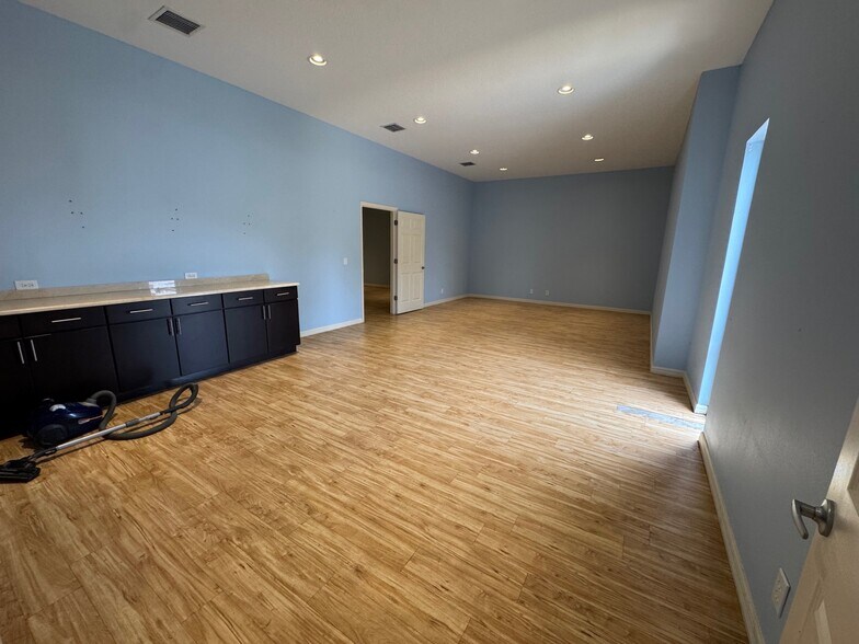 More Photos Of 2415 N Albany Ave, Tampa Flex For Lease