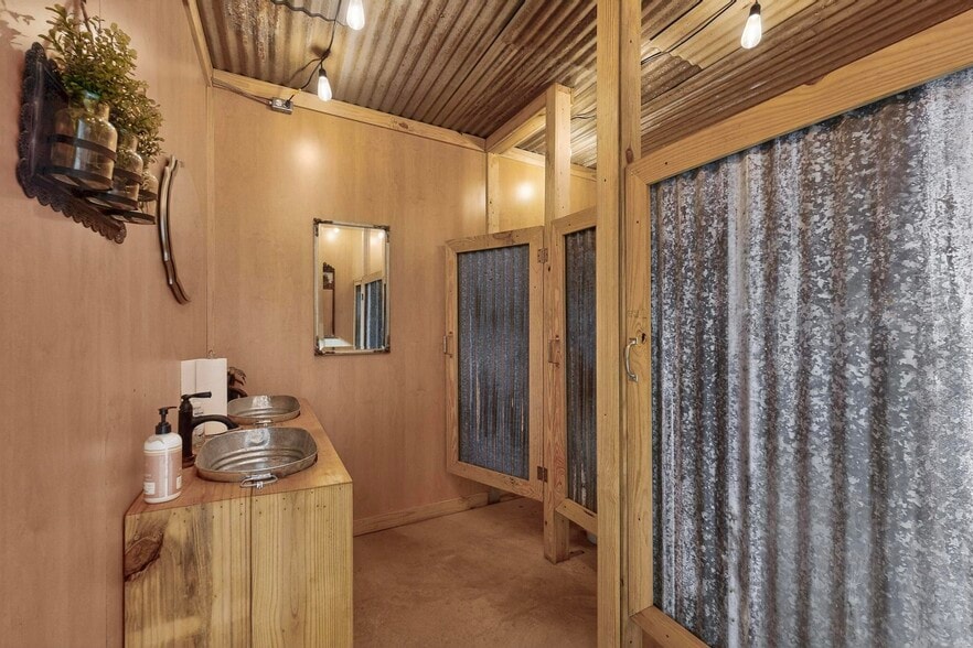 More Photos Of 700 E Main St, Richland Warehouse For Sale