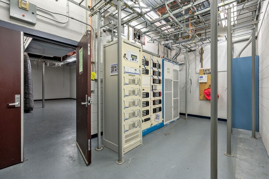 More Photos Of 2800 Diode Ln, Louisville Warehouse For Lease