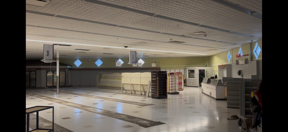 More Photos Of 100 China Grade Loop, Bakersfield Drugstore For Lease