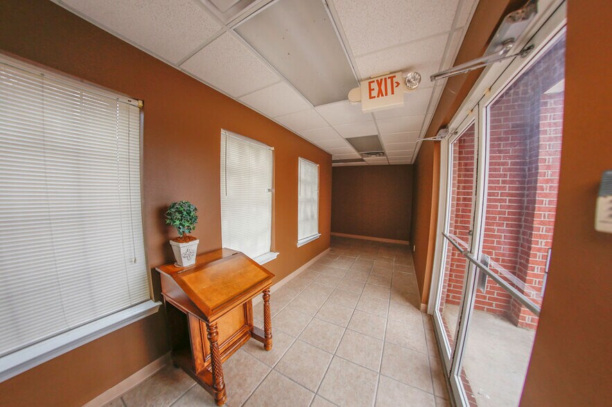More Photos Of 4550 Lamar Ave, Paris Rehabilitation Center For Lease
