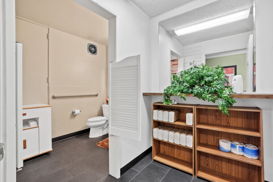 More Photos Of 1905 N Main St, Santa Ana Office For Lease