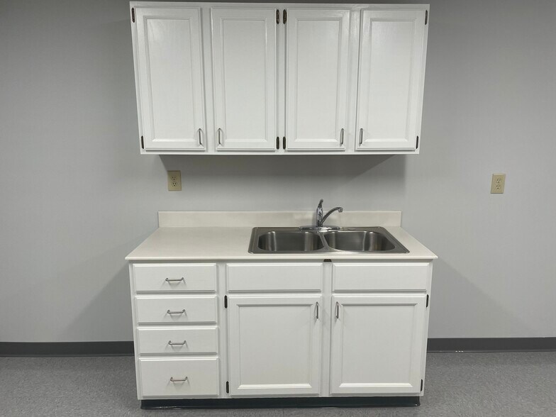 More Photos Of 555 S Industrial Dr, Hartland Office For Lease