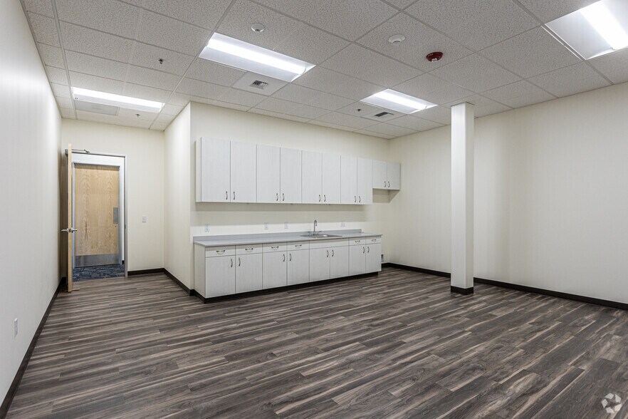 More Photos Of 4195 W Valley Hwy N, Auburn Warehouse For Lease