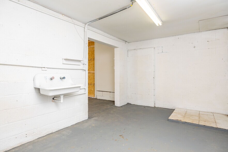 More Photos Of 2336 Old Knoxville Pike, Maryville Light Manufacturing For Sale