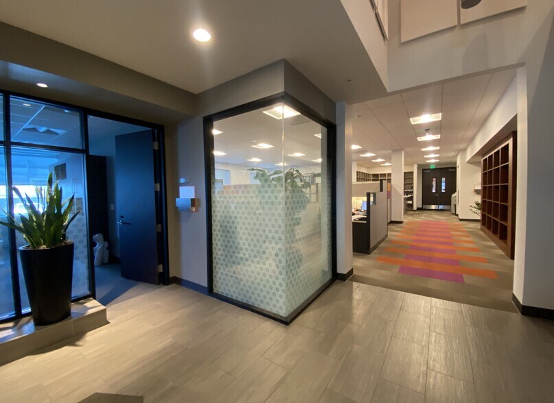 More Photos Of 16719 Schoenborn St, North Hills Warehouse For Lease