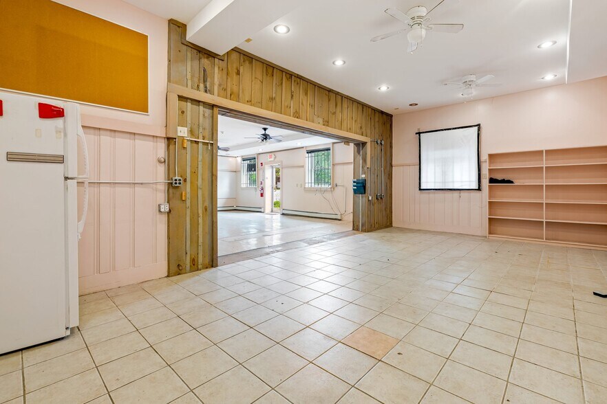 More Photos Of 28 Collins St, Seabrook Flex For Sale