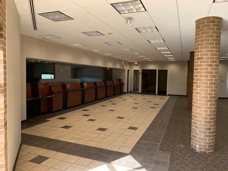 More Photos Of 1355 W Dundee Rd, Buffalo Grove Bank For Lease