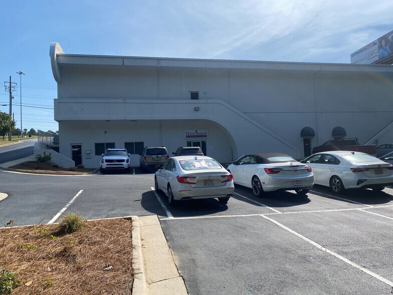 More Photos Of 2940 Riverside Dr, Macon-Bibb Storefront For Lease