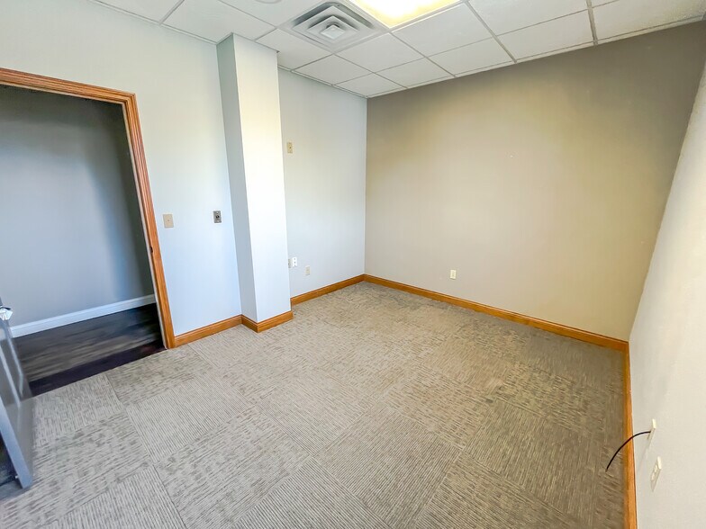 More Photos Of 123 N Main St, Crown Point Coworking Space