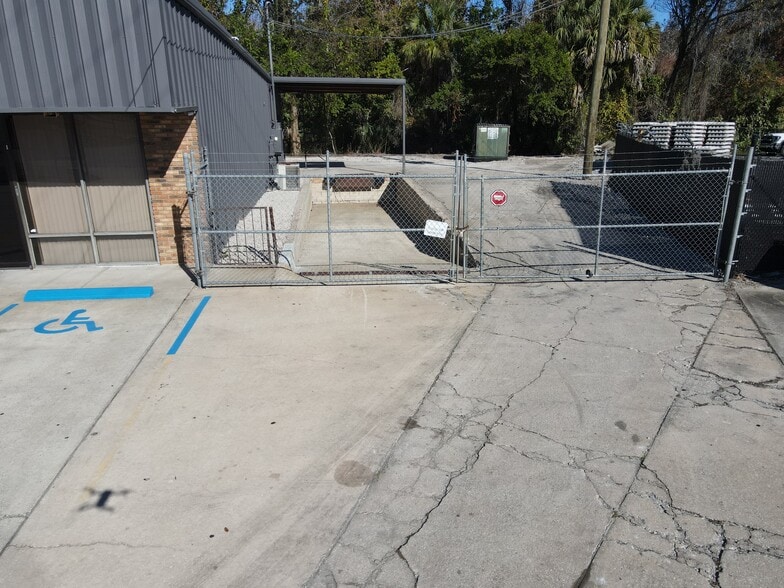 More Photos Of 735 Commerce Cir, Longwood Warehouse For Lease