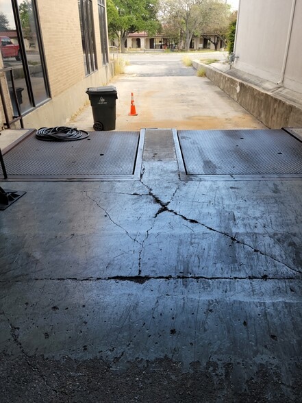 More Photos Of 10737 Gulfdale St, San Antonio Manufacturing For Lease
