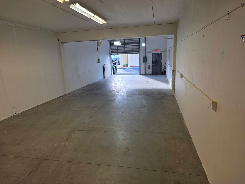 More Photos Of 2781 Vista Pky, West Palm Beach Light Manufacturing For Sale