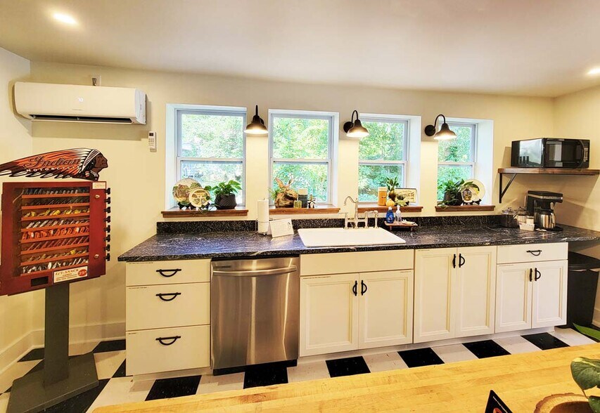 More Photos Of 110 Mc Lean Ave, Cotter Hotel For Sale